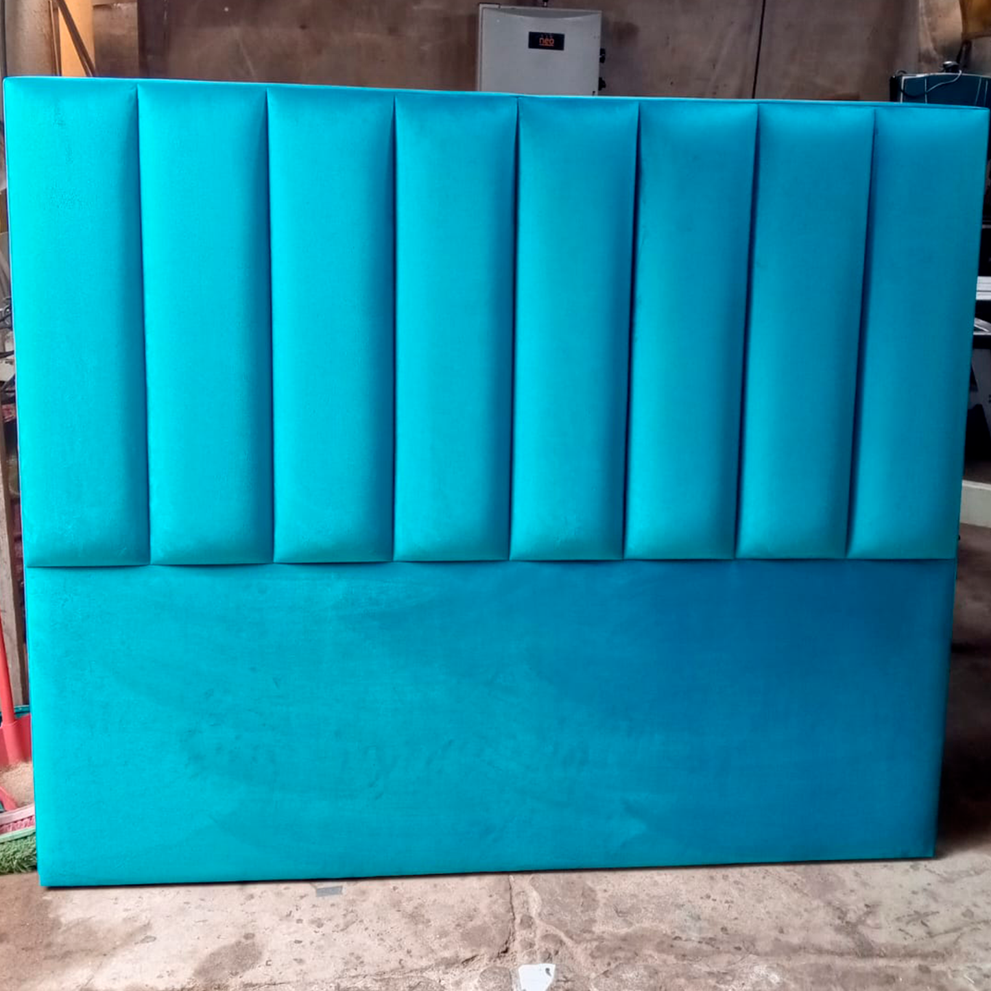 Respaldo de cama color calipso en tela de lujo