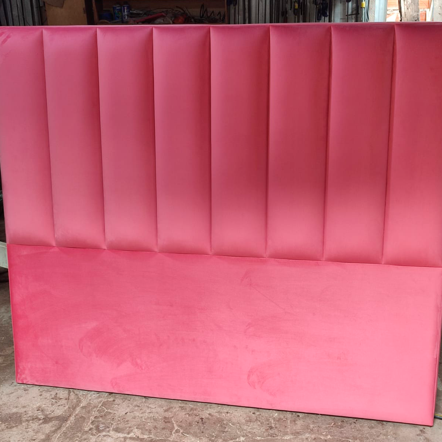 Respaldo de cama color fucsia en tela de lujo
