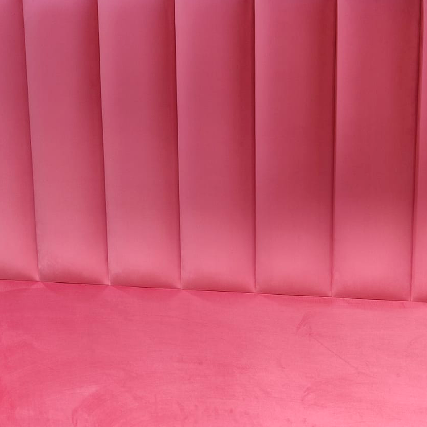 Respaldo de cama color fucsia en tela de lujo