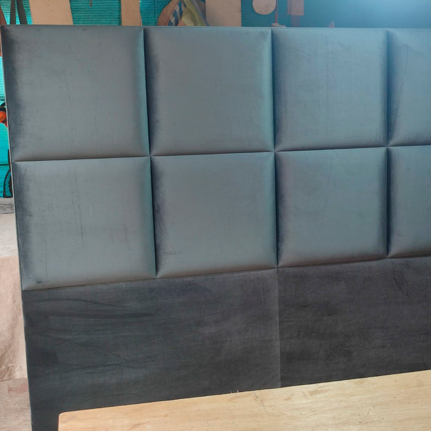 Respaldo de cama color gris en tela de lujo