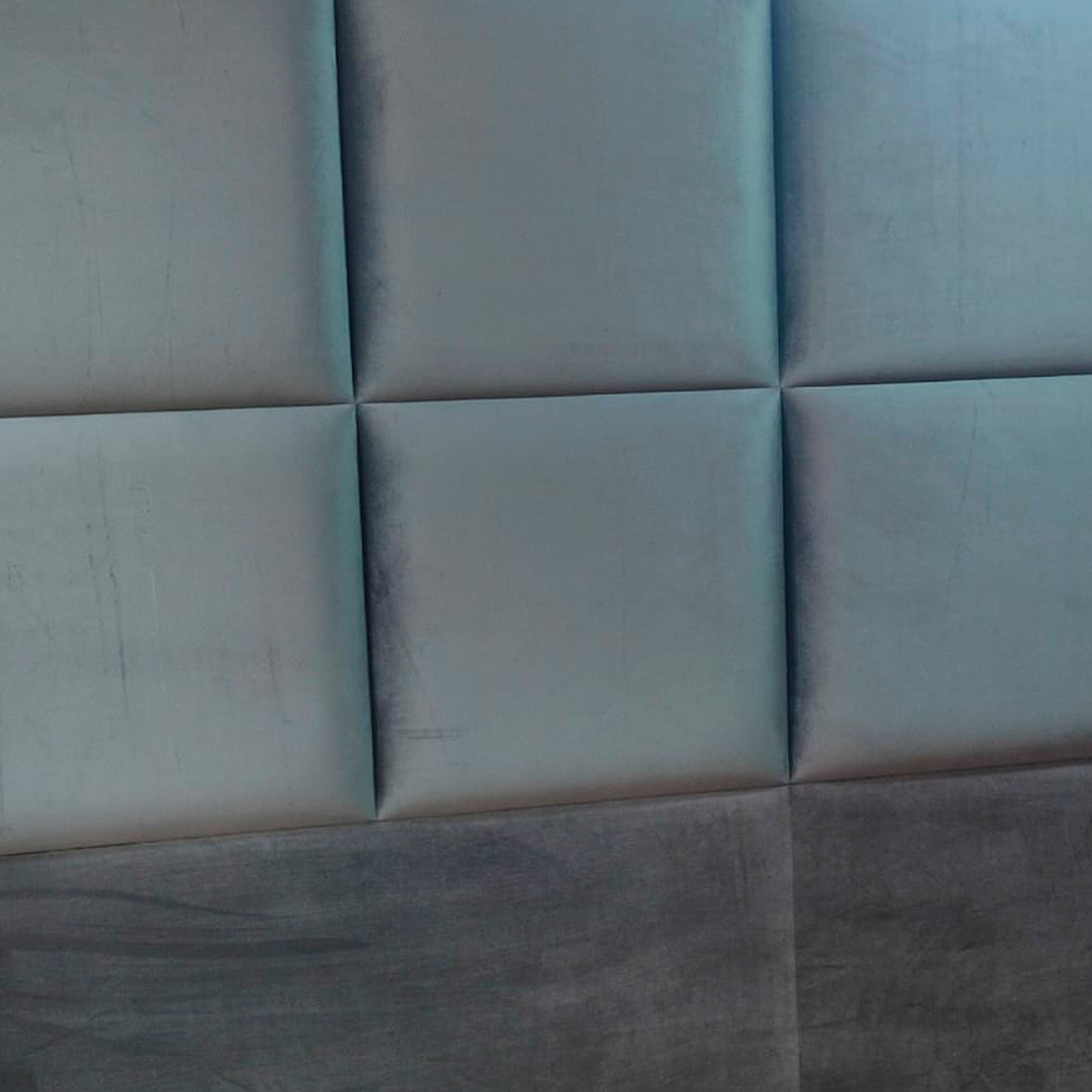 Respaldo de cama color gris en tela de lujo