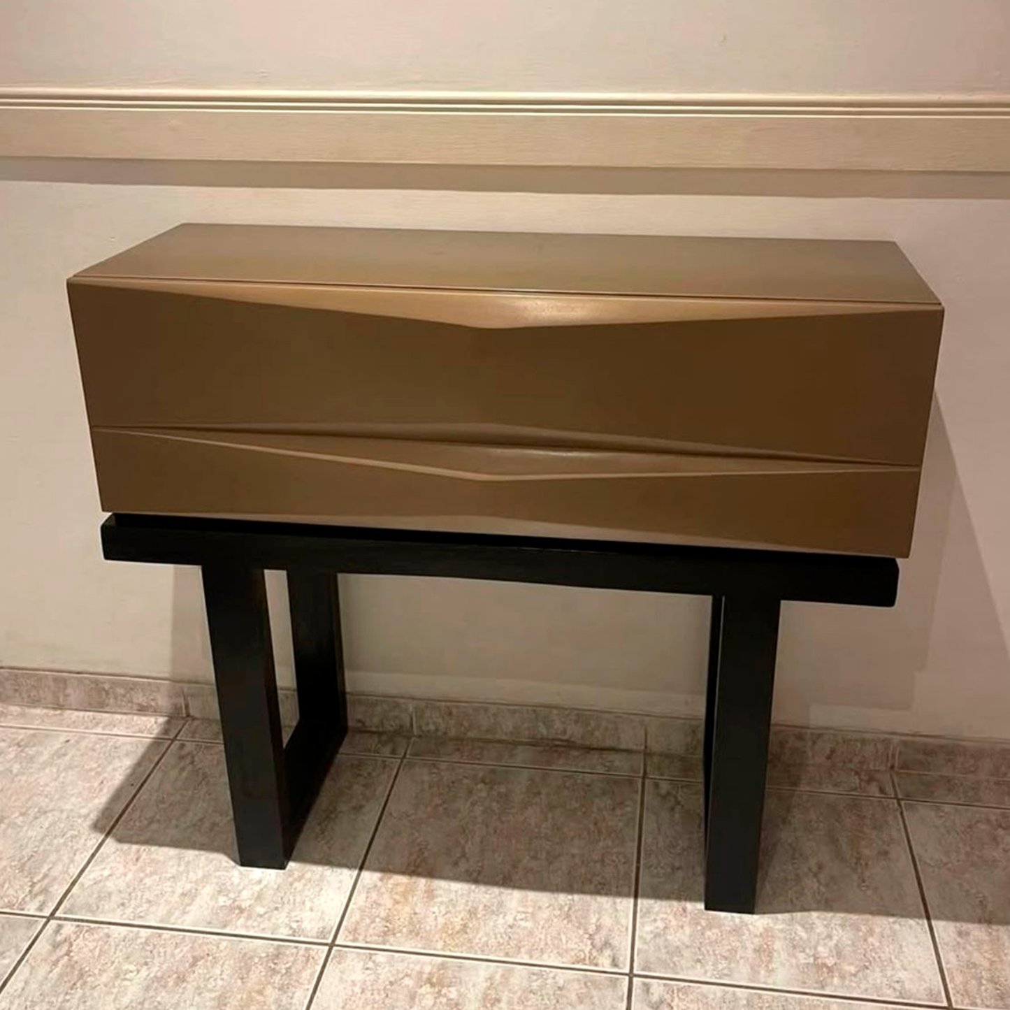 Consola de madera de roble con un cajón