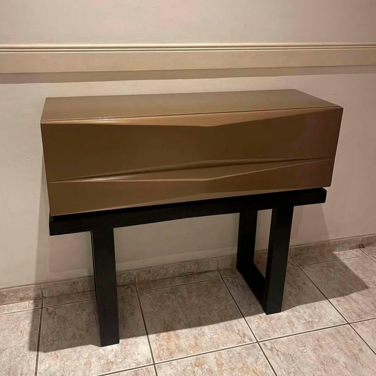Consola de madera de roble con un cajón