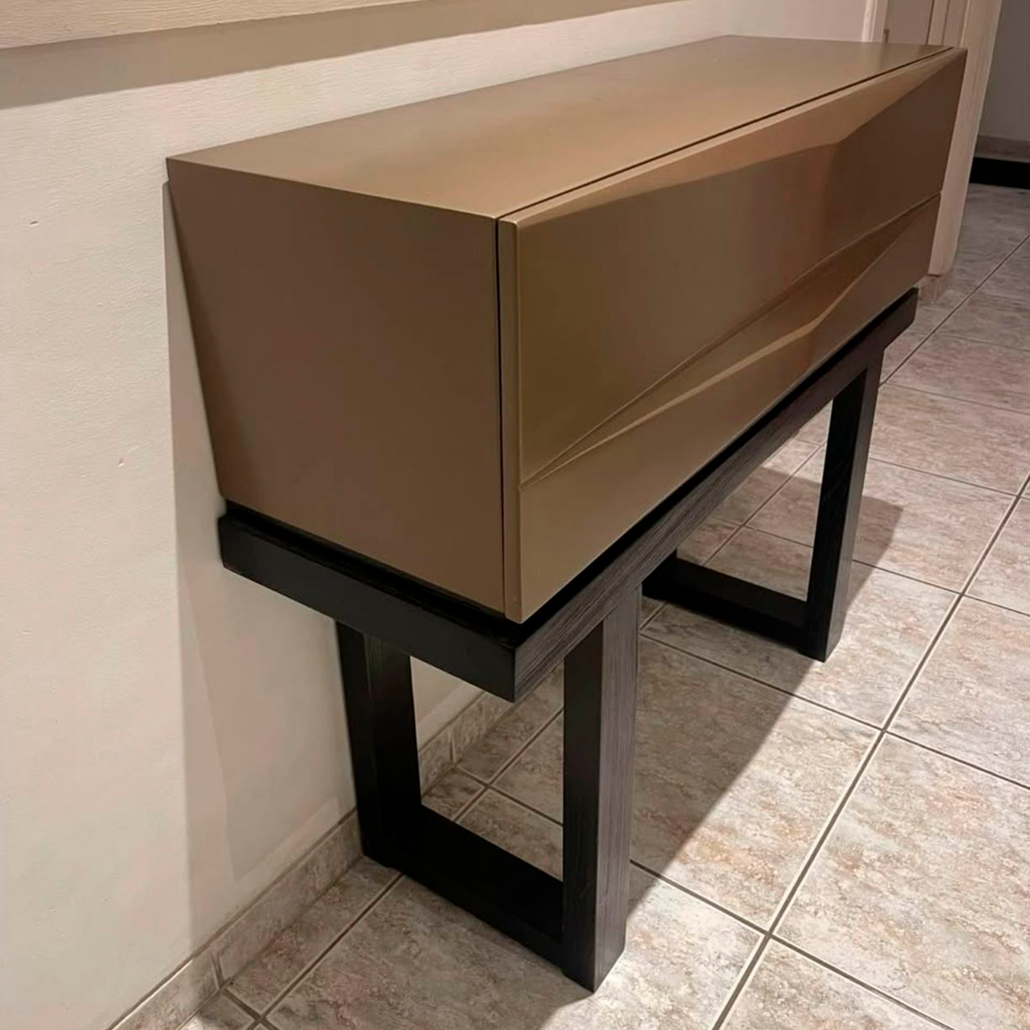 Consola de madera de roble con un cajón