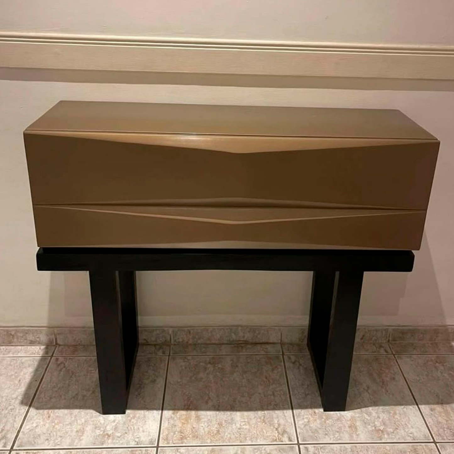 Consola de madera de roble con un cajón