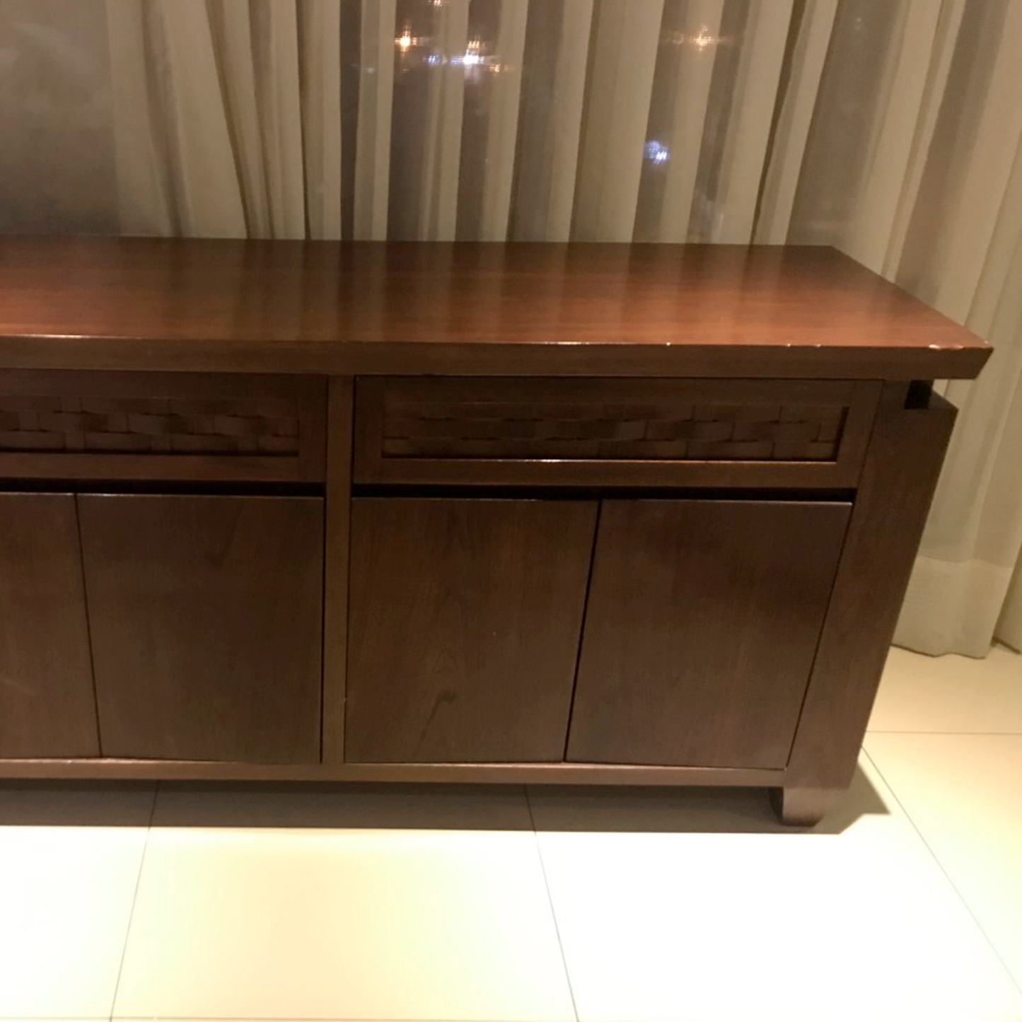 Aparador de madera con puertas y cajones