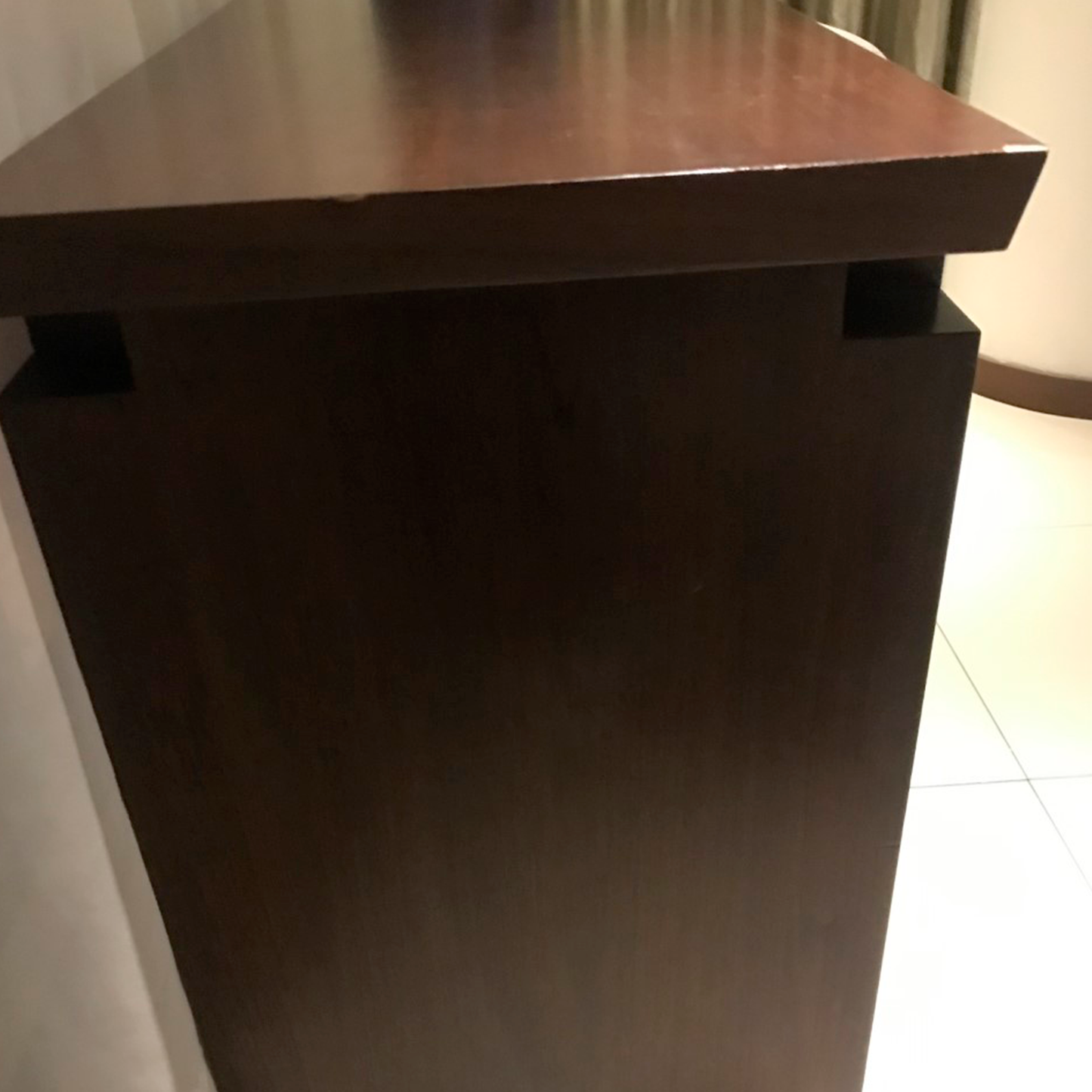 Aparador de madera con puertas y cajones