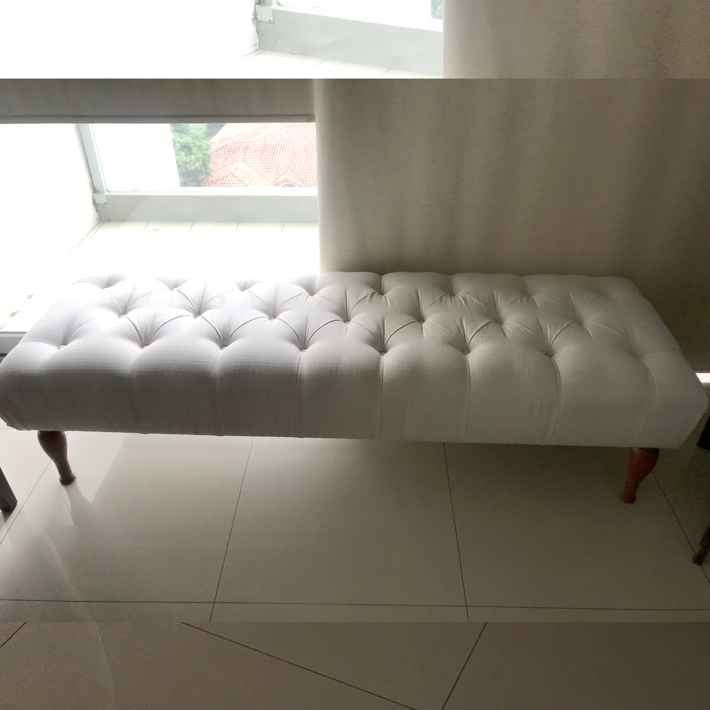 Banqueta capitoné con patas de madera cedro