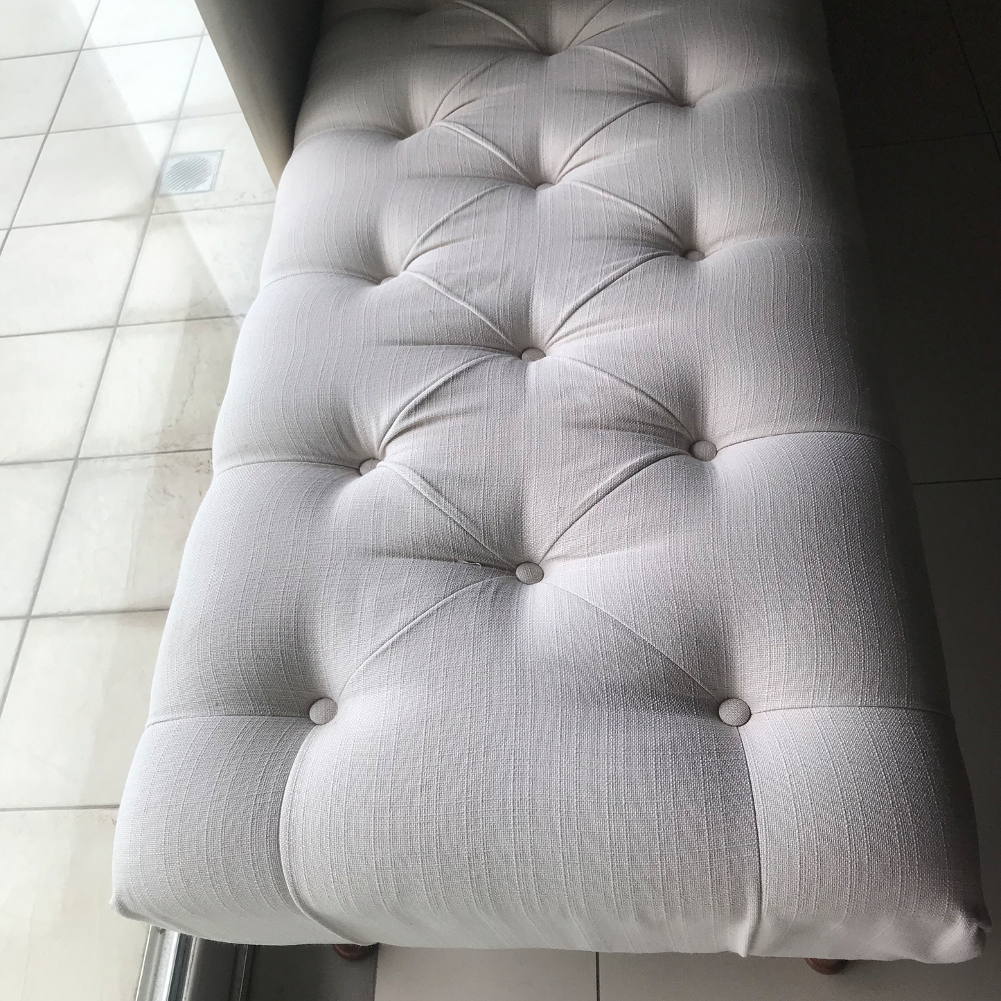 Banqueta capitoné con patas de madera cedro