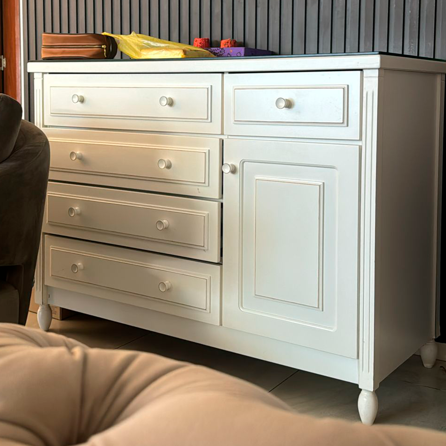 Cómoda blanca de madera