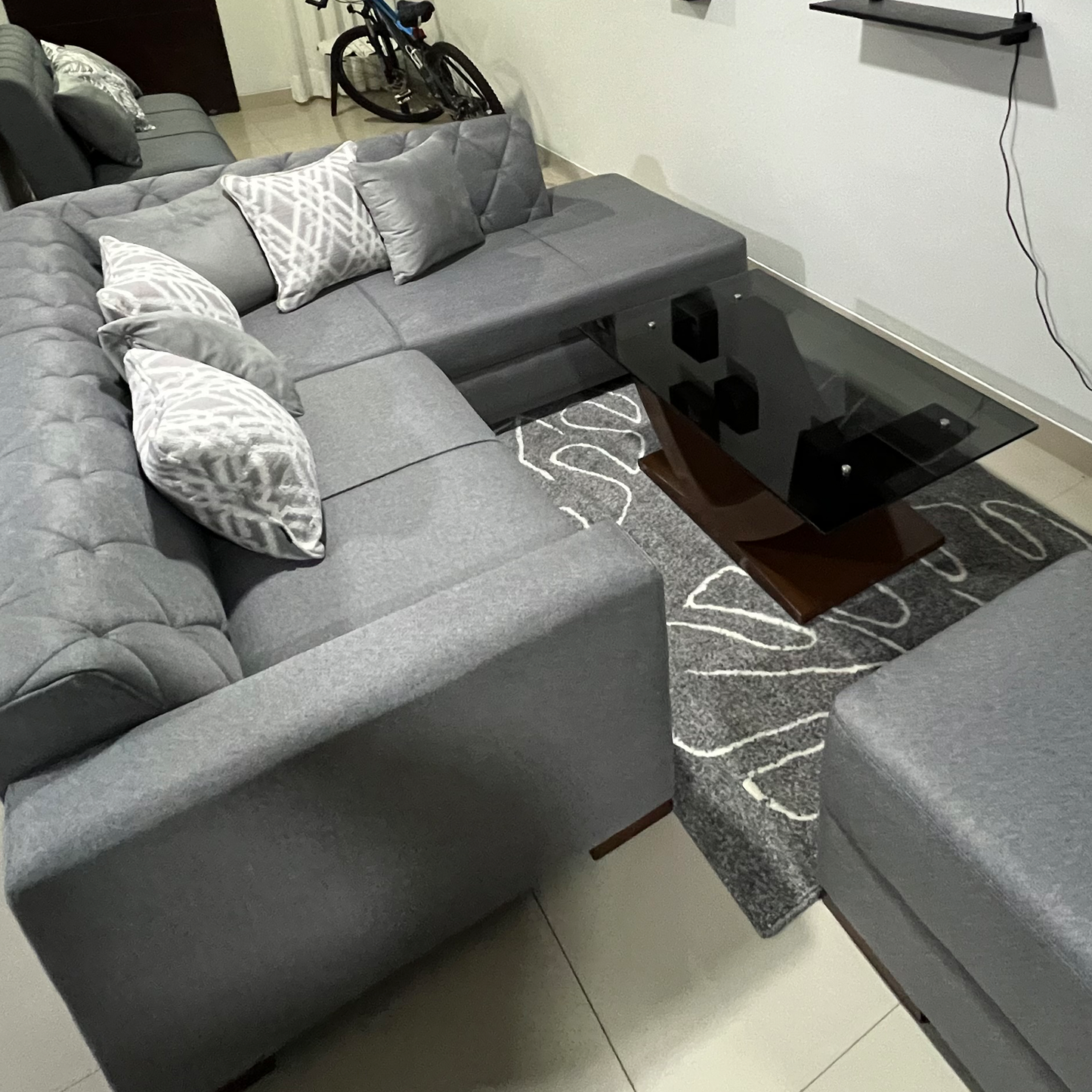 Juego de sofá en L con mesa central y baúl