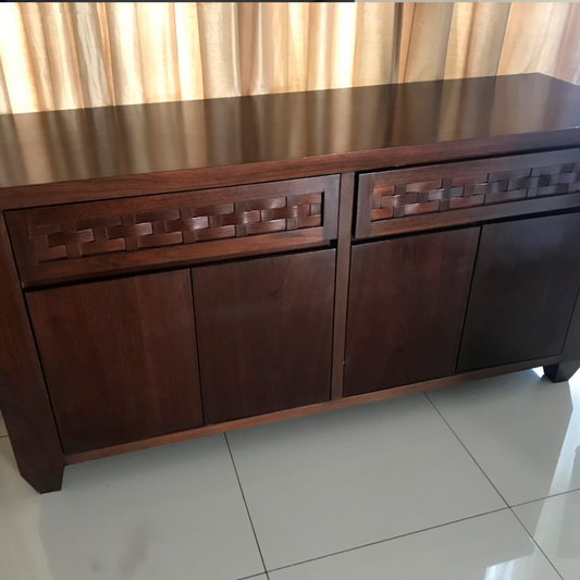Aparador de madera con puertas y cajones