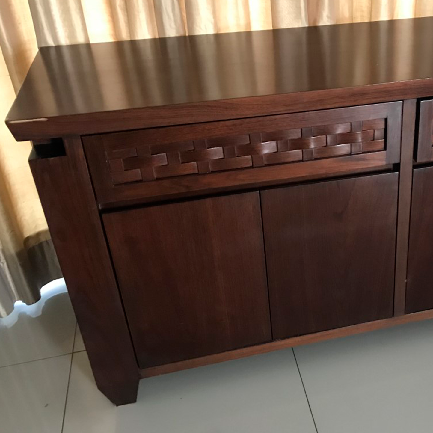 Aparador de madera con puertas y cajones