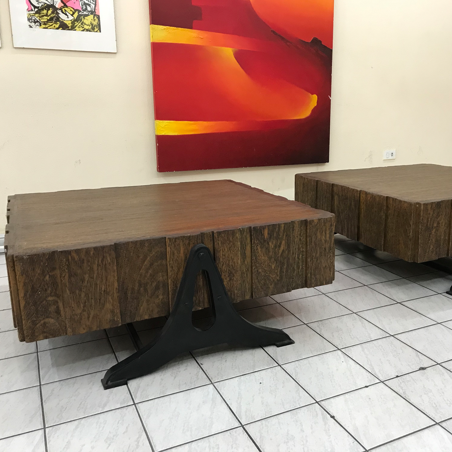 Mesa ratona de cedro y patas de hierro
