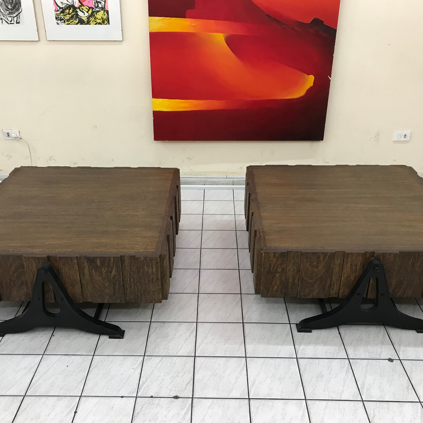 Mesa ratona de cedro y patas de hierro