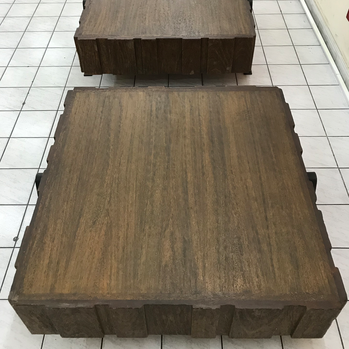 Mesa ratona de cedro y patas de hierro