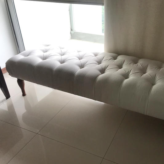 Banqueta capitoné con patas de madera cedro
