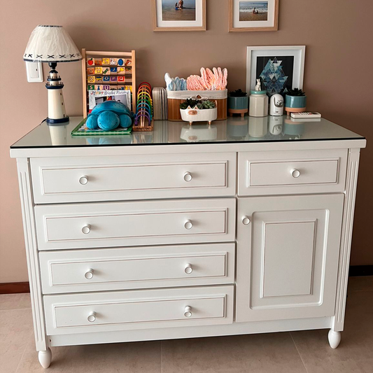 Cómoda blanca de madera