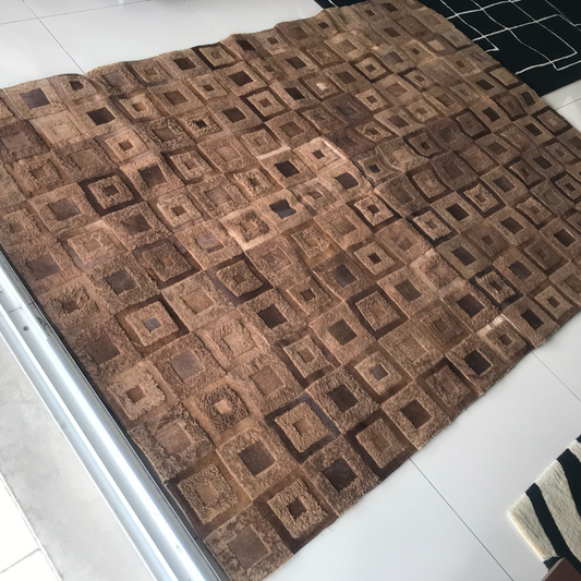 Alfombra marrón de cuero de vaca