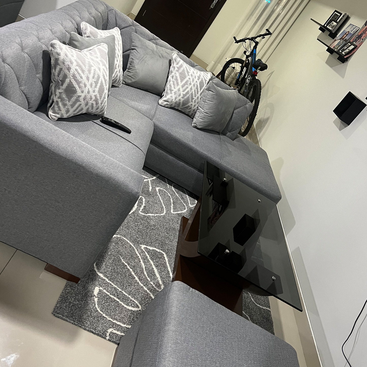 Juego de sofá en L con mesa central y baúl