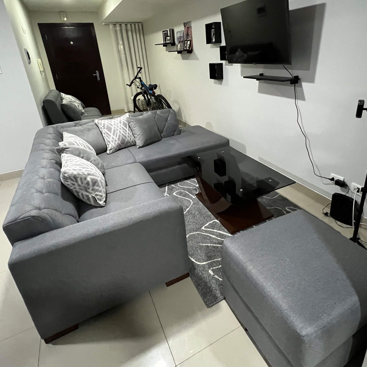 Juego de sofá en L con mesa central y baúl