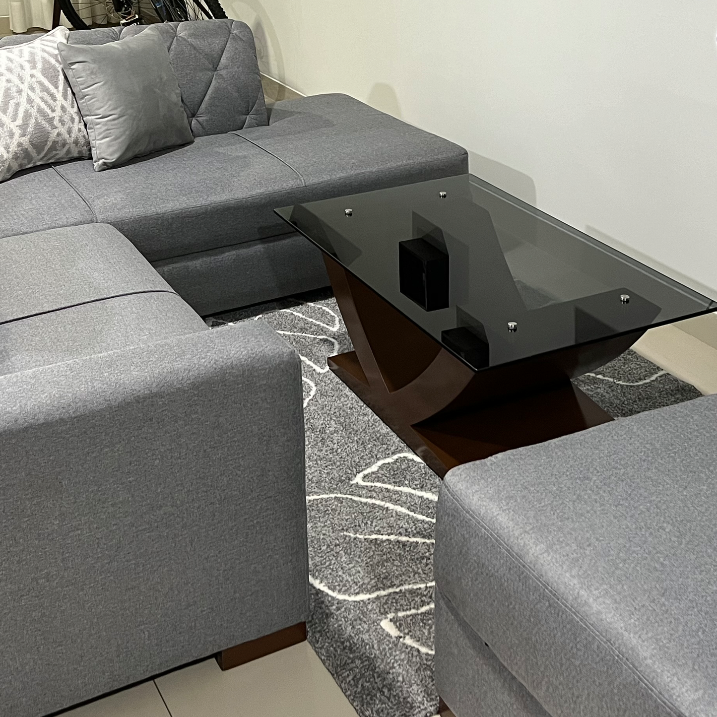 Juego de sofá en L con mesa central y baúl