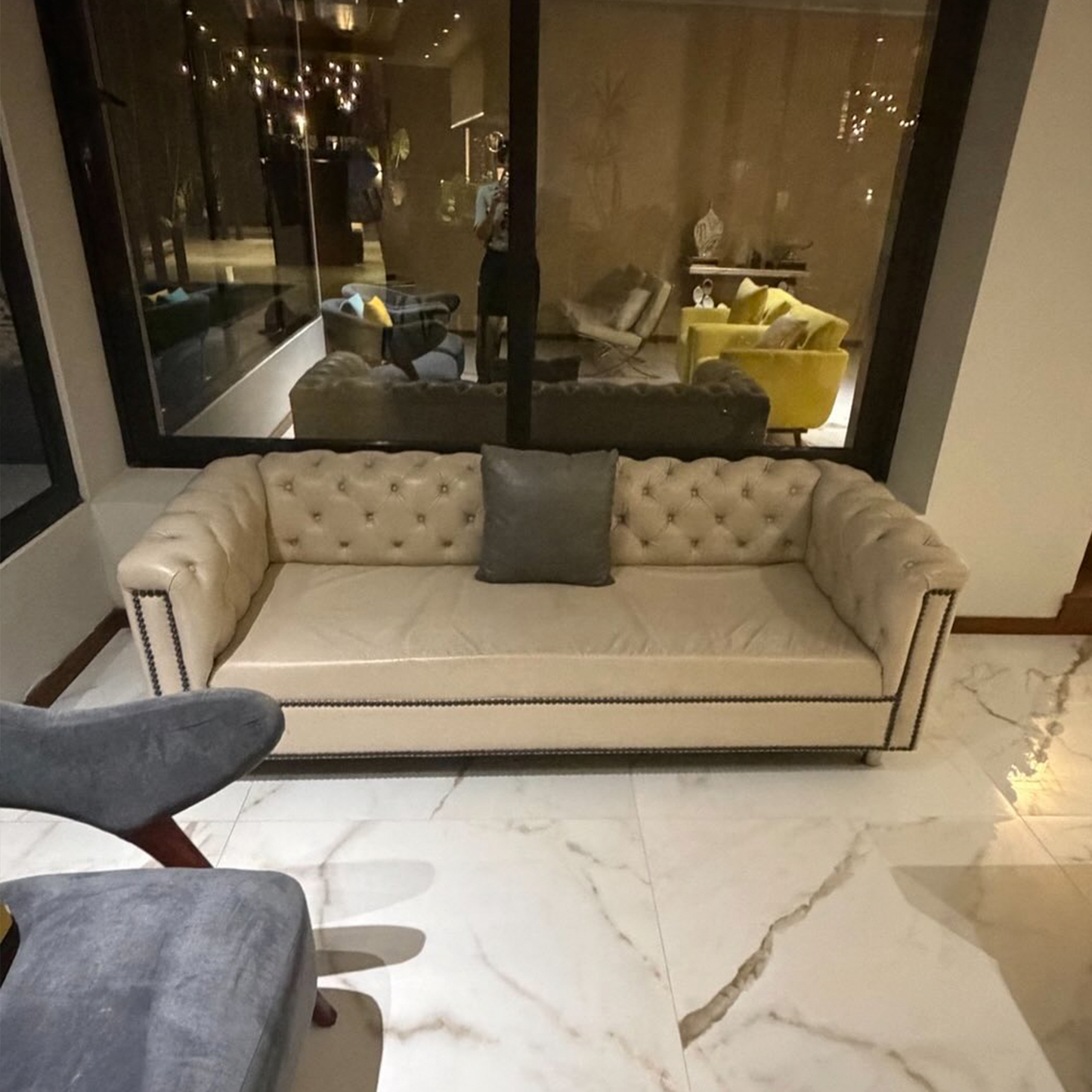 Sofá 3 cuerpos de cuero color beige